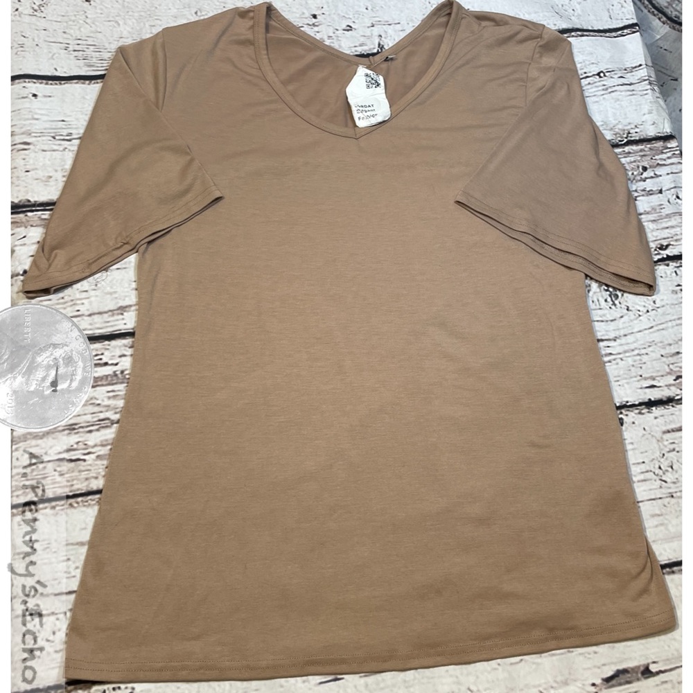 NWT Elegant Fashion Large Beige Short Sleeve TShirt